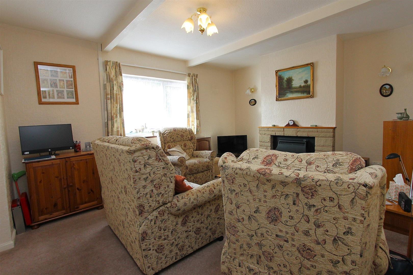 2 bed property in Borough Crescent, Stourbridge,